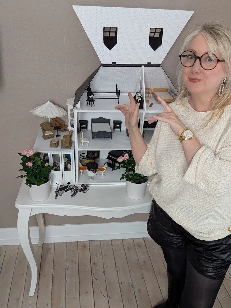 Aurélie, avec sa maison miniature entre les mains