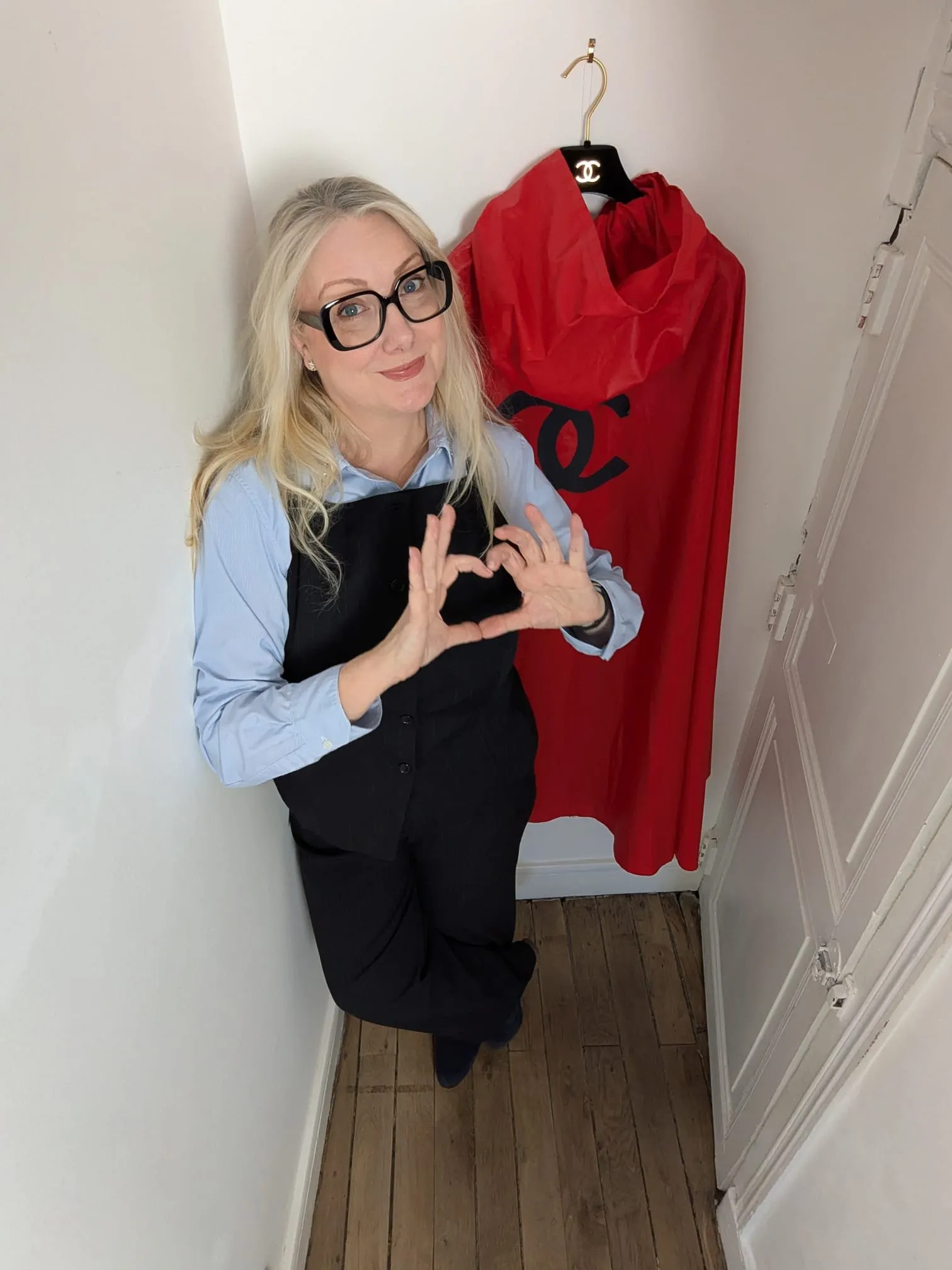 Aurélie, cape et petit chapeau rouges, le jour des Catherinettes rue Cambon