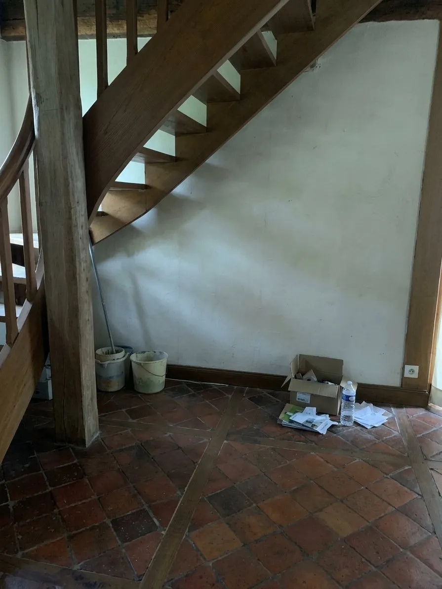 Sous l'escalier, avant